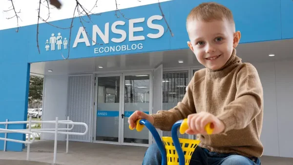 Niño de AUH en triciclo frente a Anses