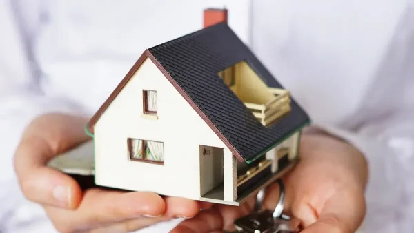 Manos con una vivienda