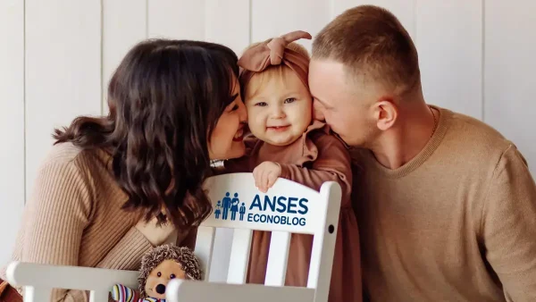 Familia con bebé junto a silla de Anses para AUH