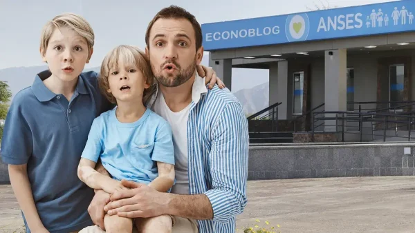 Padre en Anses con cartel de SUAF y AUH